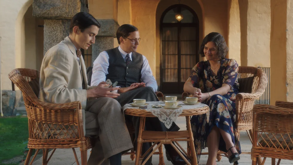 Triangeldramat mellan Olof Lagercrantz, Sven Stolpe och Karin Stolpe (Gustav Lindh, Bill Skarsgård och Asta Kamma August) får nytt liv i "Bränn alla mina brev".