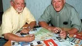 Kanslist Bengt-Olov Nilsson och kyrkoherde Sten Vedmar tittar på kartan över Guernsey och samtalar om vad de upplevt under resan.
FOTO: GUNNAR JOHANSSON