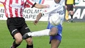 Konstspark på Parkens konstgräs. Den här gången träffade ghananen Issa Mohammed inte rätt, men IFK Norrköpings spännande testspelare gjorde ingen besviken mot AIK. Han sköt två av målen när AIK besegrades inför drygt 3.000 åskådare, 41.
FOTO: NICLAS SANDBERG