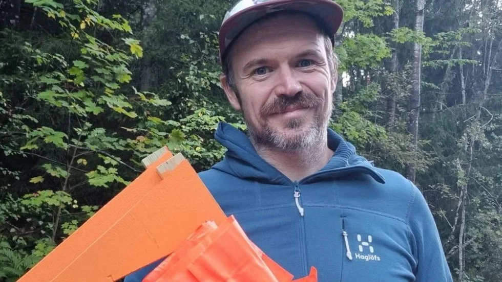 Billy White håller på med slutfasen av planerandet inför tävlingen den 16-17 september. Under tisdagen placerade han ut markörer i Gnestatrakten.