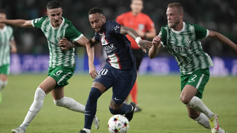 Daniel Sundgren, höger, i duell med Paris Saint-Germains brasilianske anfallsstjärna Neymar, mitten, innan svensken behövde byta.