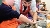 Nemo Abrahamsson, snart 7 år, drejar en vas under överinseende av Alexander Hordand. "Nemo har talang, det sitter i händerna", säger Alexander. Det var första gången Nemo provade på att dreja och han bestämde sig genast för en vas.
FOTO: CAMILLA JOHANSSON