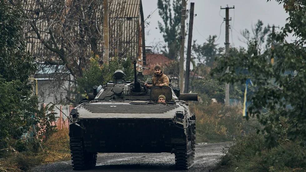 Ukrainska soldater i ett nyligen befriat område i Charkiv på måndagen.