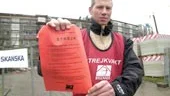 Daniel Larsson hade ett pass som strejkvakt på en av Skanskas arbetsplatser i Navestad på måndagen. Han kunde ta skydd mot regnet i sin egen bil strategiskt placerad vid infarten till området.	
FOTO: JANNE FORSBY