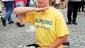 Sandra Forsström från Norrköping tog sig tid att meditera en stund mitt i marknadsvimlet på Gamla Rådstugugatan. Annars gjorde hon reklam för Falun Gong-rörelsen som etablerat sig i Norrköping numera.
FOTO: NICLAS SANDBERG
