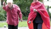 Äldreveckan invigdes i Hörsalsparken igår. Det är Inga Gustavsson kastar bouleklotet, medan Ulla Bäckman väntar på sin tur.
FOTO: ANITA KJELLBERG