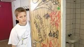  Omklädningsrummen i Sporthallen är fulla av klotter, dålig lukt, trasigt kakel och gröna alger, säger elevskyddsombudet Jens Pettersson från Ljuraskolans Regnbågsenhet.
FOTO: JANNE FORSBY