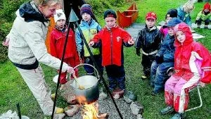 Föräldrakooperativet Skorpan trotsade regnet och anordnade utematlagning utanför förskolan. korvgryta och äppelmos tillagades.
Foto: Magnus Johansson