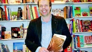 Michael Ericson heter Finspångs bokhandels nya ägare. Han äger Anderssons bokhandel i Norrköping och utökar nu till att inneha två butiker. Foto: Magnus Johansson