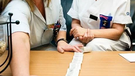 På remsan kan Ann-Christin Paulsson, mentalskötare och Diana Juchert, mentalskötare på vuxenpsykiatriska kliniken på Vrinnevisjukhuset, hela tiden följa hur behandlingen fungerar.