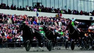 Super Light med Jörgen Westholm i sulkyn snuvade alla i Oslos Grand Prix. Östgötahoppet Opal Viking tog spetsen men fick sedan nöja sig med en tredjeplats.  								Foto: Scanpix