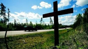 I dagarna har Motormännen satt upp 500 röda kors på 25 platser i Sverige för att trycka på Vägverket och regeringen om behovet att bygga om dåliga vägar som varje år kräver många människoliv.  Foto: Adam Ihse/Scanpix