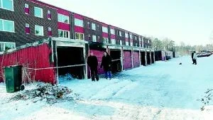 Fastighetsägaren Magnus Eriksson har i samråd med kommunen gett Securitas i uppdrag att slänga ut de som olovligt bor i de två husen på Bävervägen 5-7 som står och förfaller.Foto: Magnus Petersson