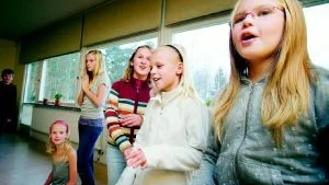 "Nu tändas tusen juleljus"  i rap-version! Den versionen ska vara med i Råsslaskolans musikal "En öde ö" som årskurs fyra ska spela framöver. Här tränar några tjejer på raplåten, från höger Linnea Nicander, Agnes Hallberg och Emelie Melin, samt längst bort Lucian Linda Söderberg (stående) och Elin Durne.