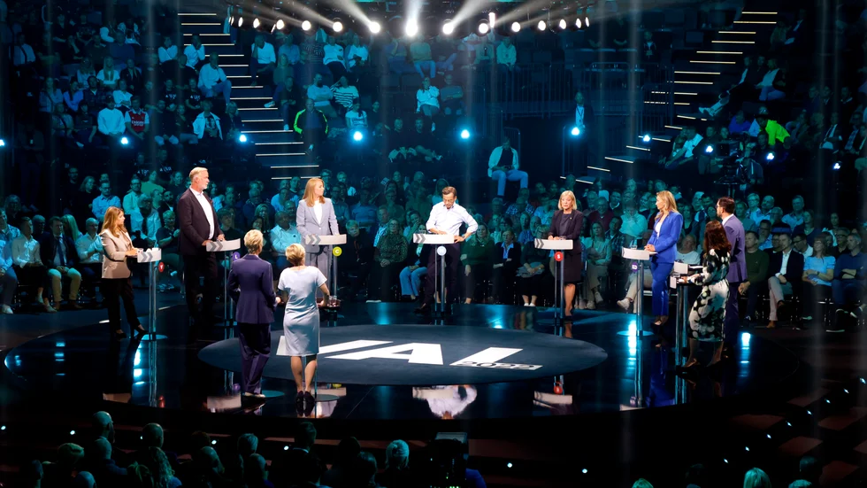 Etermedierna har slitit hårt på partiledarna, och TV 4 fick dem rentav att samlas i Sörmland. Nooshi Dadgostar, Johan Pehrson, Annie Lööf, Ulf Kristersson, Magdalena Andersson, Annie Lööf, Ulf Kristersson och (längst till höger i bild) Märta Stenevi 