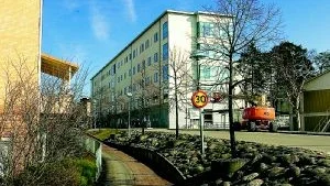 Omkring en halv miljard kronor har det kostat. Och 40 000 kubikmeter berg har sprängts bort för att ge plats åt det nya huset för tumörsjukvård.
Foto: Anita Kjellberg