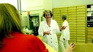 Kristina Håkansson, apotekstekniker på Hjorten, säger att även om systemet verkar krångligt, så går alla rutiner ut på att kunderna ska få så snabb expediering av sin medicin som möjligt.
Foto: Janne Forsby