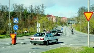 Många trafikanter tar inte hänsyn till att de numera har väjningsplikt när de kommer från Gästgivarevägen utan kör bara rakt fram genom korsningen.  Foto: Johan Gustafsson
