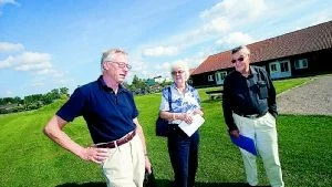 - På den här gräsytan, bredvid Wijkagården, hoppas vi att man snart bygger ett nytt seniorboende för oss på Vikbolandet, säger Ingemar Frykman, till vänster, som här ses med Birgitta Östling och Artur Wadman från SPF:s styrelse på Vikbolandet.Foto: Niclas Sandberg