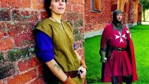 Under Söderköpings Gästabud blir det bröllop, med Korp Engstrand som brud. Här ses hon i S:t Laurentii kyrkopark, där bröllopet ska hållas. I bakgrunden ses riddar Lord Unicorn som deltar i tornerspelen. Foto: Titti Olovsson