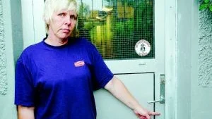 Barbro Andersson vid källaringången på Ekkällevägen där mannen har brutit sig in och använt som bostad under en längre period.Foto: Magnus Johansson