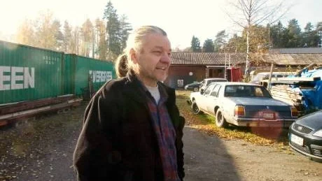 – Jag har haft så mycket omkring mig att jag inte orkat hålla ordning på tomten här, där jag har mitt bilföretag. Men nu är det på gång en uppsnyggning och förhoppningsvis även en ny byggnad för min reservdelsbutik, säger Reino Rauhala i Krokek.