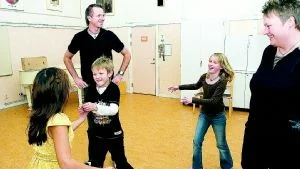 Mer fokus på sitt viktiga arbete. Det vill fritidspedagogerna Urban Englund och Karina Larsen ha. Deras arbetsplats är fritids på Parkskolan i Skärblacka. Foto: Robert Svensson