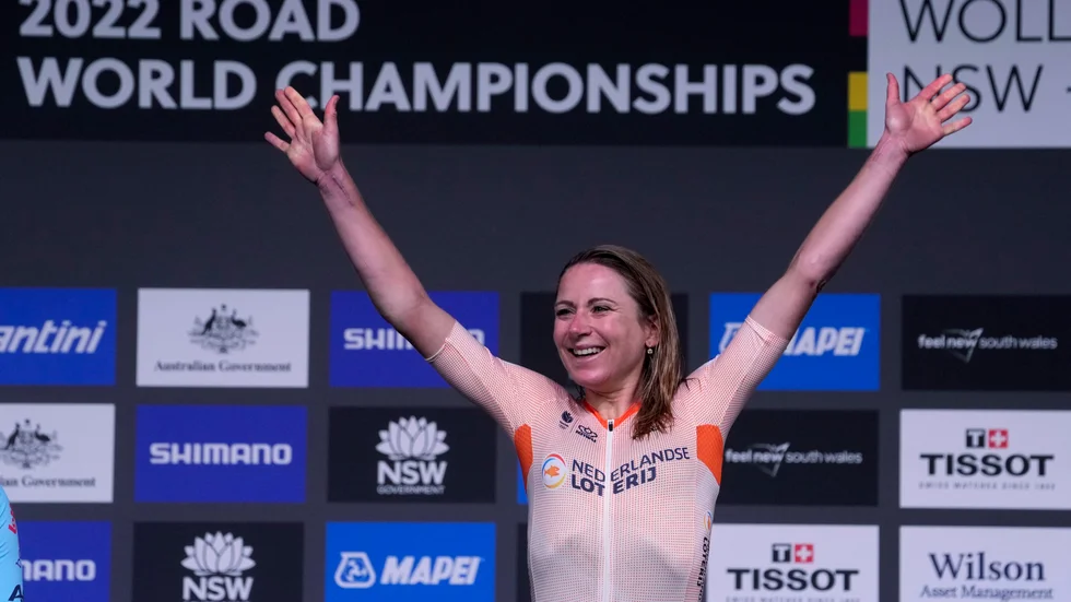Annemiek van Vleuten vann VM-guld i damernas linjelopp.