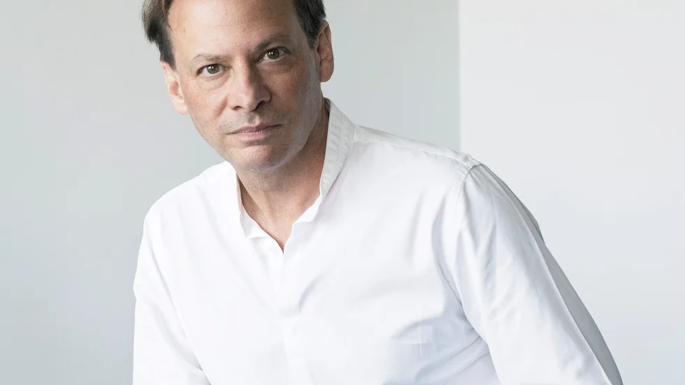 Författaren och journalisten Adam Gopnik är Sverigeaktuell med boken Tusen små framsteg.
