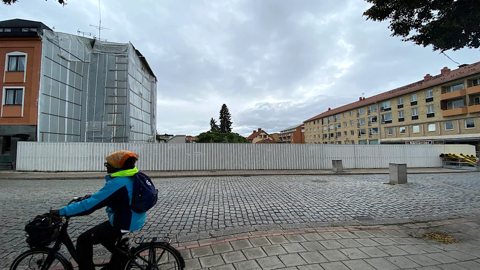 För 13 år sedan låg stadshotellet på denna tomt vid Stora torget i Enköping. Sedan utgrävningarna gjordes har det sett ut så här på platsen.