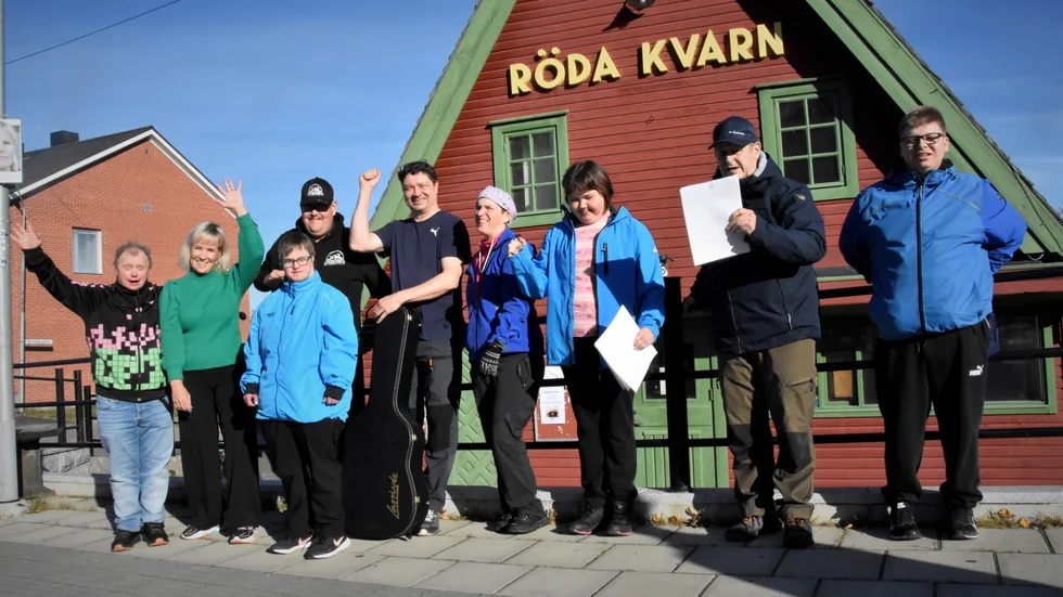 Sofi Wiippa Lahti och Arto Tiesmaa tillsammans med Tornedalens stjärnor som nästa månad ska uppträda på Röda kvarn.