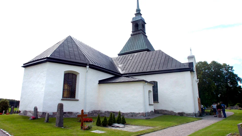 Statystöld från gravplats vid Stigtomta kyrka. Arkivbild.