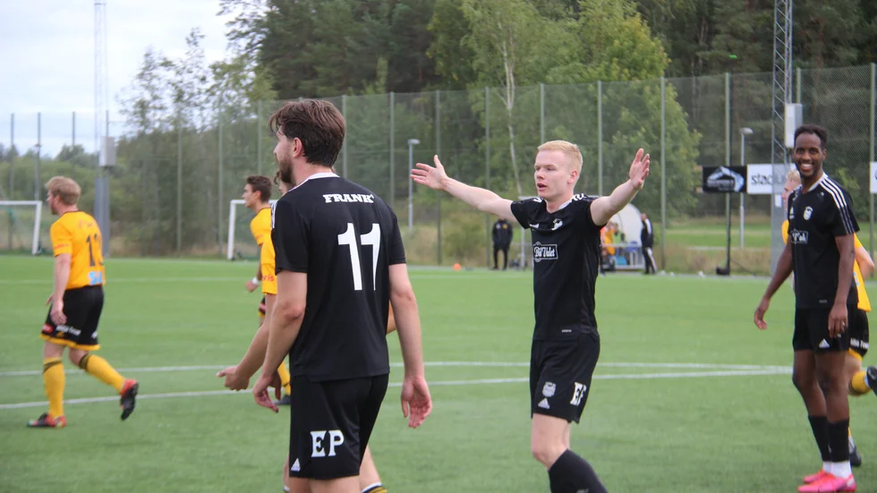 Fanna och Andreas "Tosse" Larsson ropar uppgivet efter straff i slutskedet.