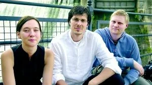 Malin Bång, 30, Martin Jonsson Tibblin, 30, och Jan Mikael Vainio, 32, uppmanar Norrköpingsborna att ta tillfället i akt att höra nyskriven ung musik under avslutningen av festivalen Ung Nordisk Musik som igår flyttade från Stockholm till Norrköping. 
FOTO: SUSANNE LUNDBÄCK