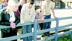 Kommunalrådet Eva Andersson i samtal med 10-årige Jesper Kasinski och 9-årige Niklas Karlsson på Ektorpsringens skola. I bakgrunden skolans biträdande rektor Kristina Jerenius och kommunalrådet Li Teske.
FOTO: ROBERT SVENSSON