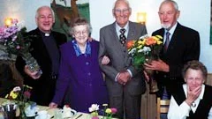 Kyrkoherde Sten Vedmar överlämnade en bukett blommor till Ingegerd Strömberg och kyrkorådets ordförande Bengt Andersson till Sivert Grundström.
FOTO: GUNNAR JOHANSSON