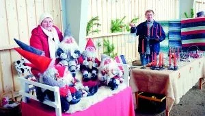 Gullvi Joelsson och Göran Andersson var två av knallarna som lockade mycket folk till julmarknaden i Ljusfallshammar i lördags.
FOTO: GUNNAR JOHANSSON