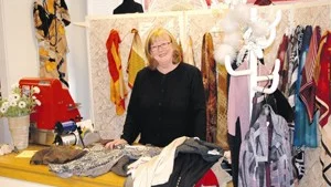 Maria har sparkat av sig skorna, lagt lindor i beredskap och plöstligt finns barnet där. Hela motivet en vision berättad av Birgitta.
FOTO: JANNE FORSBY