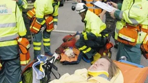 Stundtals var det rent kaotiskt på katastrofövningen igår, när alla skadade togs om hand av personal från brandförsvaret, ambulanssjukvården, polisen med flera. 
FOTO: PETER ERICSSON