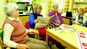 En gång i veckan kommer Lotta Lindblom till Högby för att läsa tidningen för bland andra Barbro Rydell, Ulla Ljungberg och Birgit Lindkvist.
FOTO: TITTI OLOVSSON