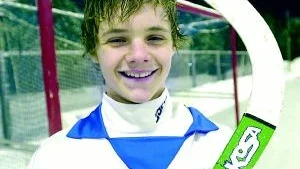 Ung debutant. Hugo Johansson debuterar i division 1-bandyn. 14 år ung.