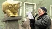 Lisa Tilling, uppflugen vid Guldkalven, ledde allsången på Skvallertorget. Kända julsånger ljöd över torget medan snön började falla.
FOTO: JANNE FORSBY