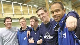 IFK:are. Robert Steiner, Göran Bergort, Mikael Gädda Hansson, Magnus Munken Karlsson och Filip Apelstav går tränarutbildningen. Alla har de gemensamt att de spelar eller har spelat för IFK.
FOTO: ANDREAS SKOGH
