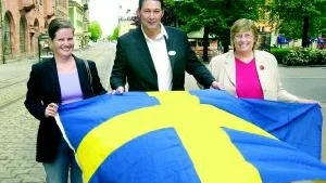 - Nationaldagsfirandet i Norrköping är Sveriges bästa och innehåller både festliga och seriösa inslag, precis som vi vill ha det, säger kommunfullmäktiges ordförande Iréne Lindén, till höger, som här ses med svenska flaggan tillsammans med Annika Altnäs från Destination Norrköping och Alexander Andrén från Krögarföreningen.
FOTO: JANNE FORSBY