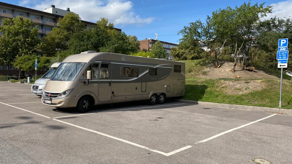 På Stortorget finns sex parkeringsplatser för husbilar. Centralt, men inte så mysigt. Frågan är om Norrköping kan få en vattennära ställplats.