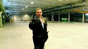 "Vi kommer inte att fylla upp allt här på en gång. Vi har ett antal projekt för framtiden som vi måste ha plats för", säger K-G Leonardzon, platschef på Häfla Bruk.  
FOTO: TITTI OLOVSSON