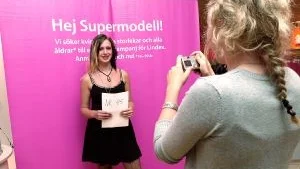 Vill bli modell. - Jag tycker det låter spännande att vara fotomodell och därför ställer jag upp här och testar mig, säger Hannah Persson från Norrköping och en av många ungdomar och kvinnor som igår fotograferades med förhoppningen att upptäckas som en blivande fotomodell. Här fotas Hannah av Olivia Rimér från modellagenturen Mikas i Stockholm.