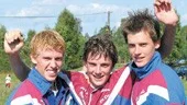 Anders Kleist, t.v. och Hans Brolund, t.h. flankerar avslutaren Per Brolund som förde OK Denseln till en skön seger vid DM-budkavlen på söndagen.
FOTO: NILS SJÖDIN