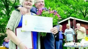 Fick en grattiskram. Inga-Britt Johansson fick igår en grattiskram och ett stipendium på 10.000 kronor av Hyresbostäders vice ordförande Jan-Erik Karlsson, sedan hon utsetts till årets "Gode Grannen".
