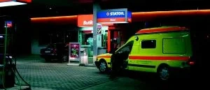 Unga pojkar knivskar mackanställd i Eneby